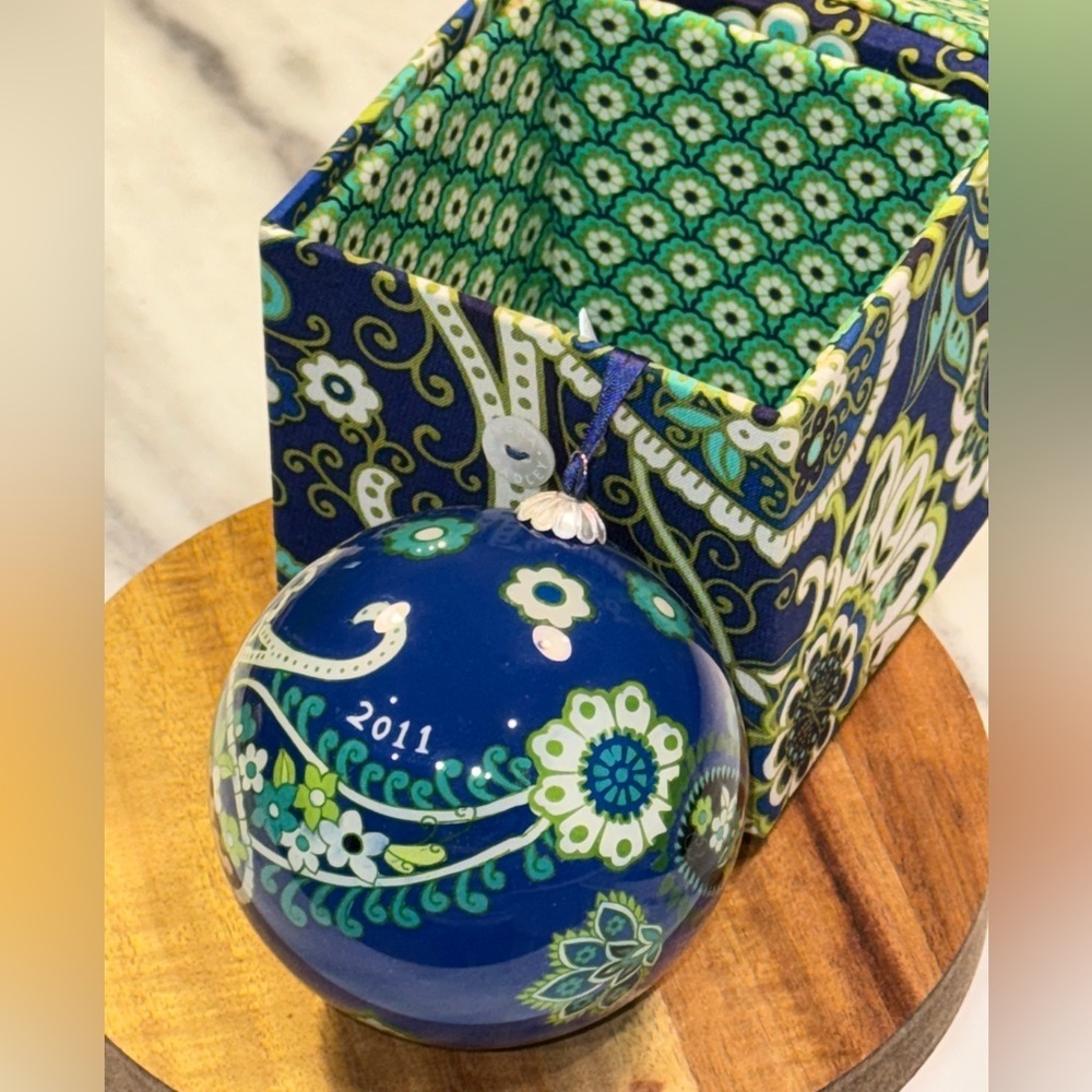 VERA BRADLEY Glass Christmas Ornament 2011 RHYTHM & BLUES 4" Keepsake Gift BOX - Picture 3 of 5